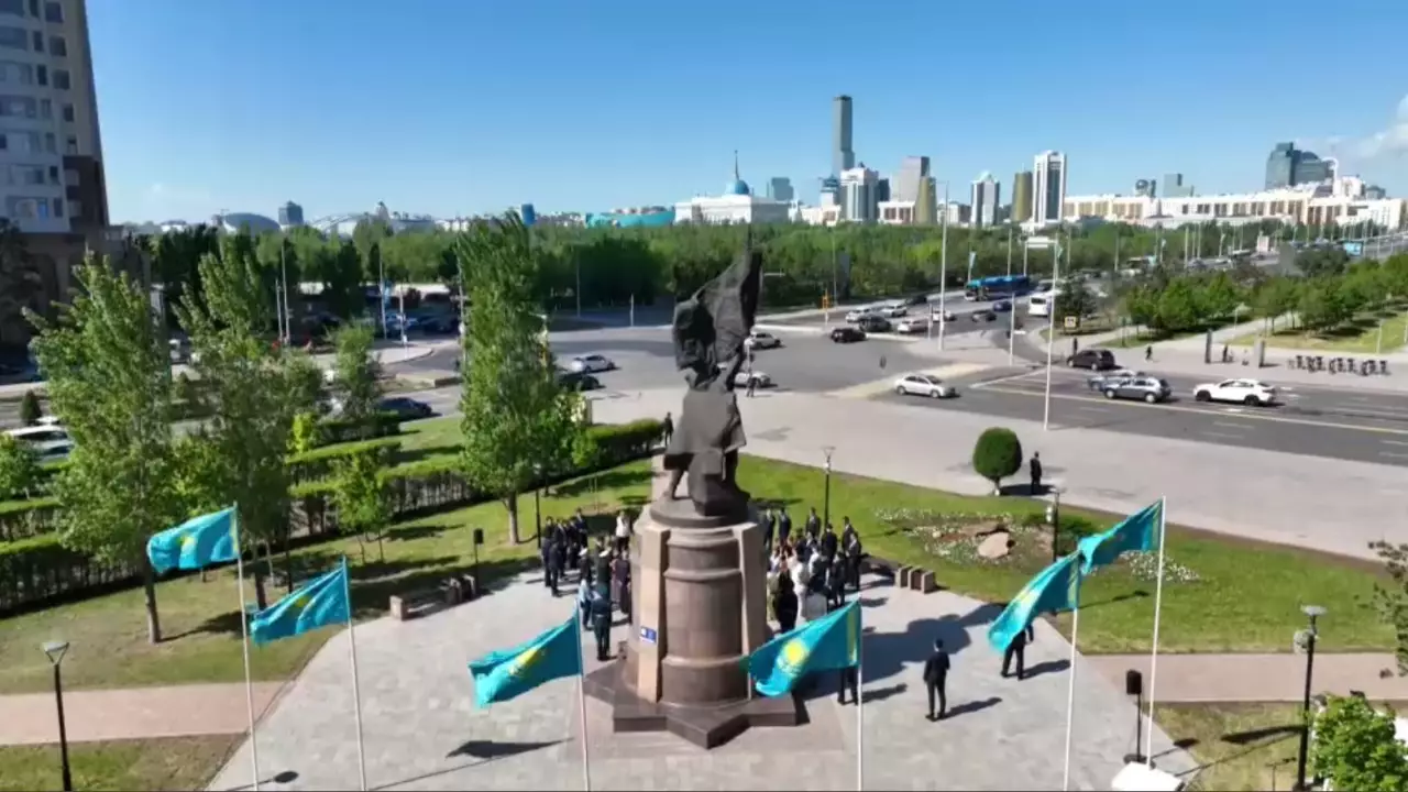 Мәулен Әшімбаев Рақымжан Қошқарбаевтың ескерткішіне гүл қойды