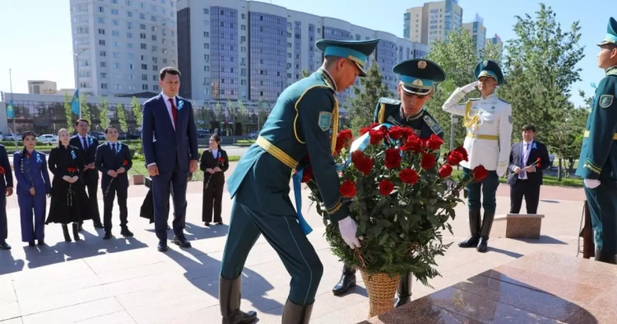  Мемлекеттік кеңесші Бауыржан Момышұлының ескерткішіне гүл шоқтарын қойды 