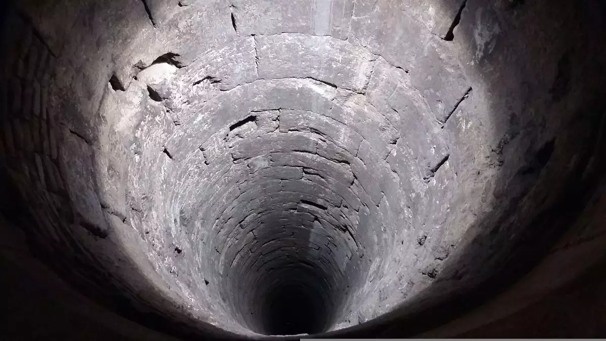 Женщина провалилась в 12-метровый колодец с водой в Туркестане