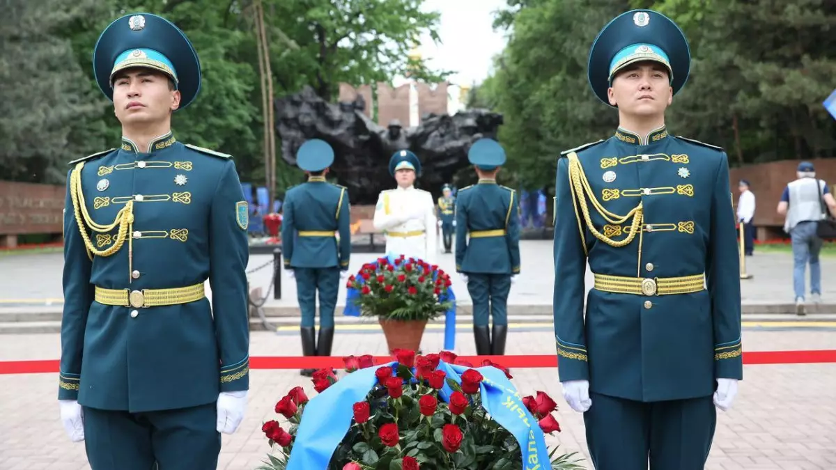 Алматыда Жеңіс күні аталып өтіп, соғыс қаһармандарының рухына тағзым етілді
