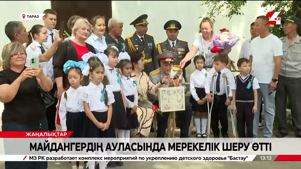 Таразда ардагердің ауласында мерекелік парад өтті
