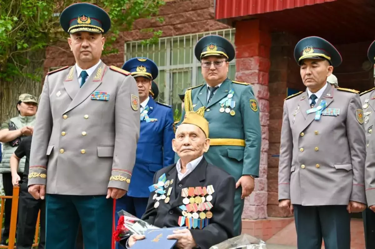 Единственного ветерана войны в Астане поздравили военнослужащие Сухопутных войск - новости на Lada.kz 09.05.2026