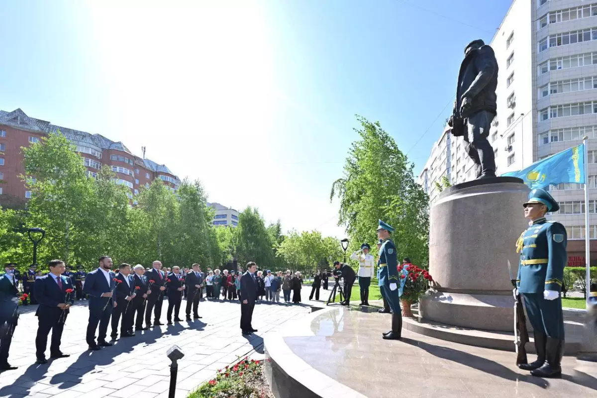 Мәжіліс төрағасы Талғат Бигелдиновтің ескерткішіне гүл шоғын қойды