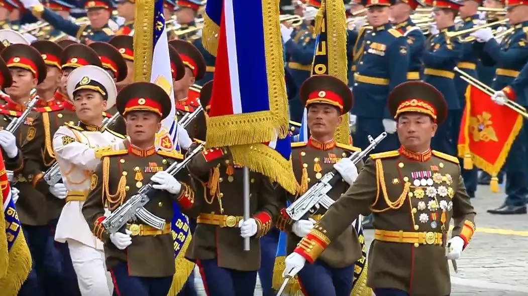 Мәскеудегі Қызыл алаңда өткен әскери парадқа алғаш рет КХДР сарбаздары қатысты