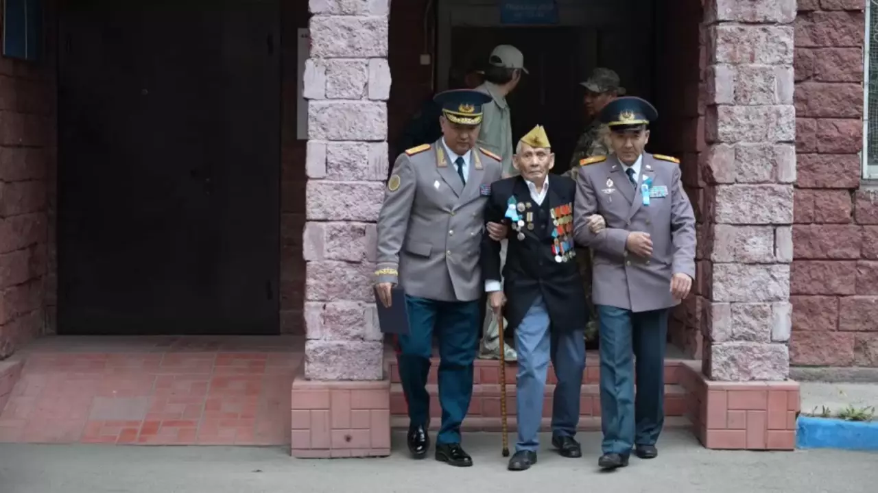 «Ардагерлерге тағзым»: Астанада қалған соңғы соғыс ардагеріне құрмет көрсетілді