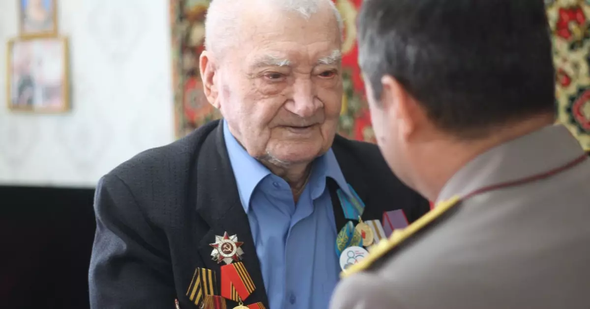   Оралда ұландықтар 101 жастағы майдангерді Жеңіс күнімен құттықтады   