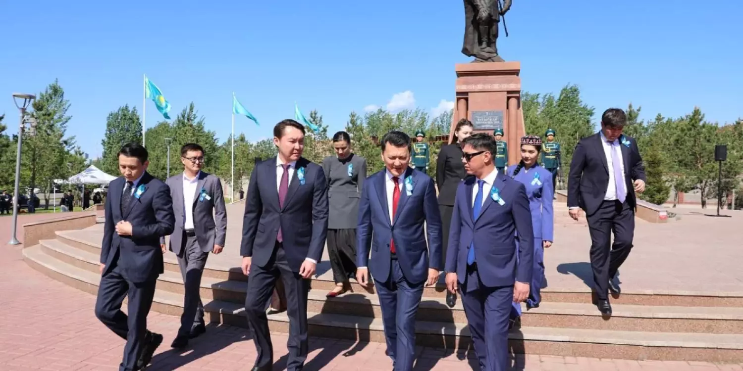 Мемлекет басшылығы Жеңіс күніне орай қаза болғандарды еске алды