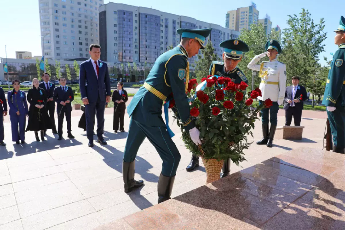 Мемлекеттік кеңесші Бауыржан Момышұлының ескерткішіне гүл шоқтарын қойды