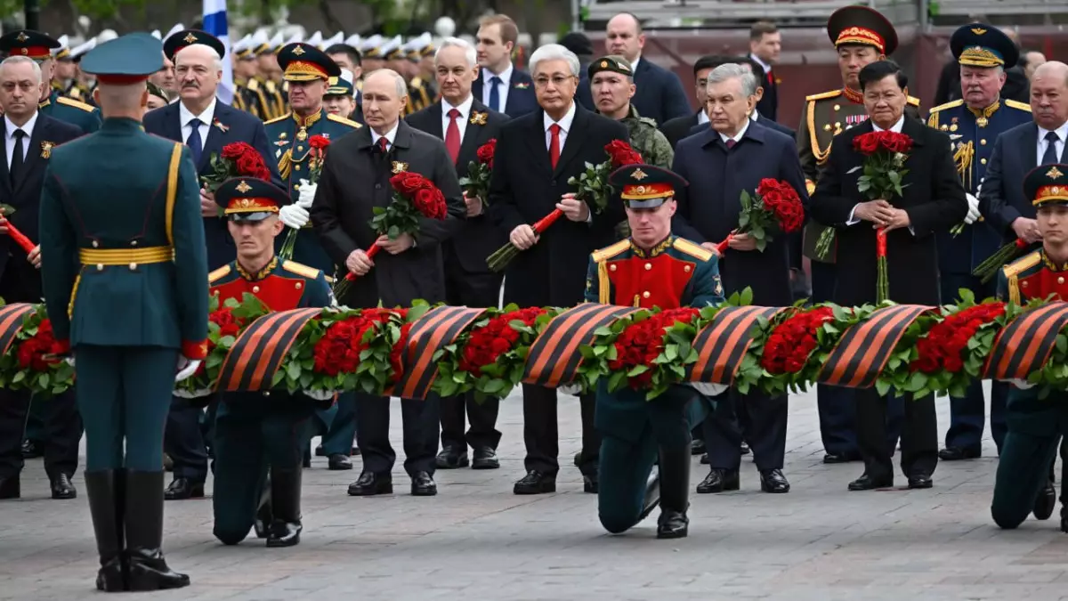 Тоқаев Мәскеуде Белгісіз жауынгер бейітіне гүл шоғын қойды
