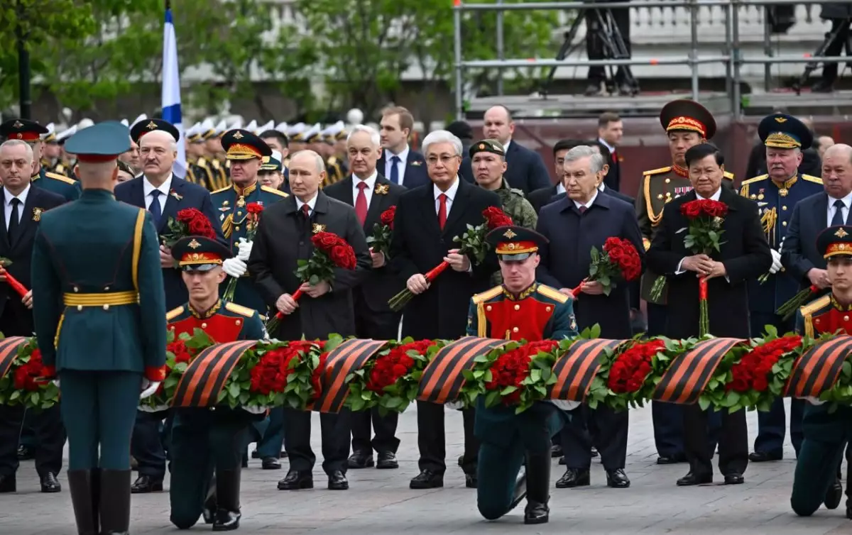 Тоқаев Мәскеудегі Жеңіс шеруіне қатысып, "Белгісіз жауынгер" басына гүл қойды (видео)