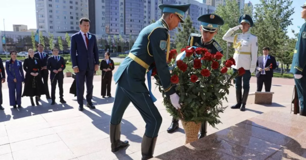  Государственный советник возложил цветы к памятнику Бауыржана Момышұлы 