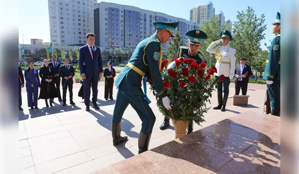 Ерлан Карин возложил цветы к памятнику Бауыржану Момышулы