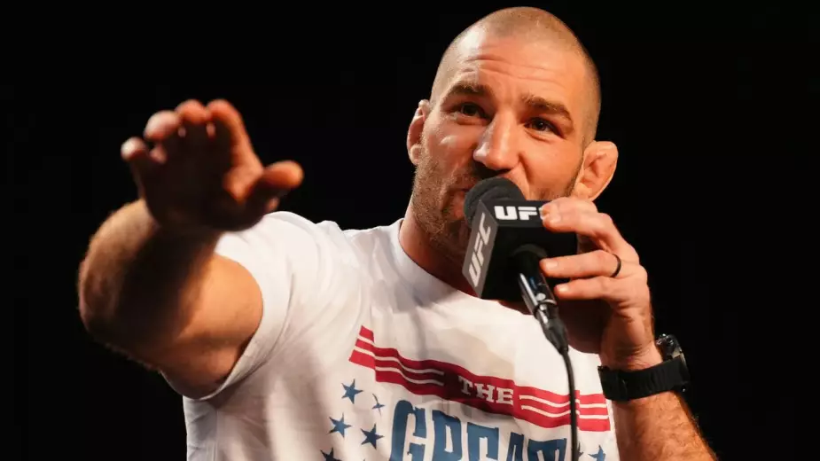Стрикленд и звезды UFC обвинили Чимаева в обмане на взвешивании