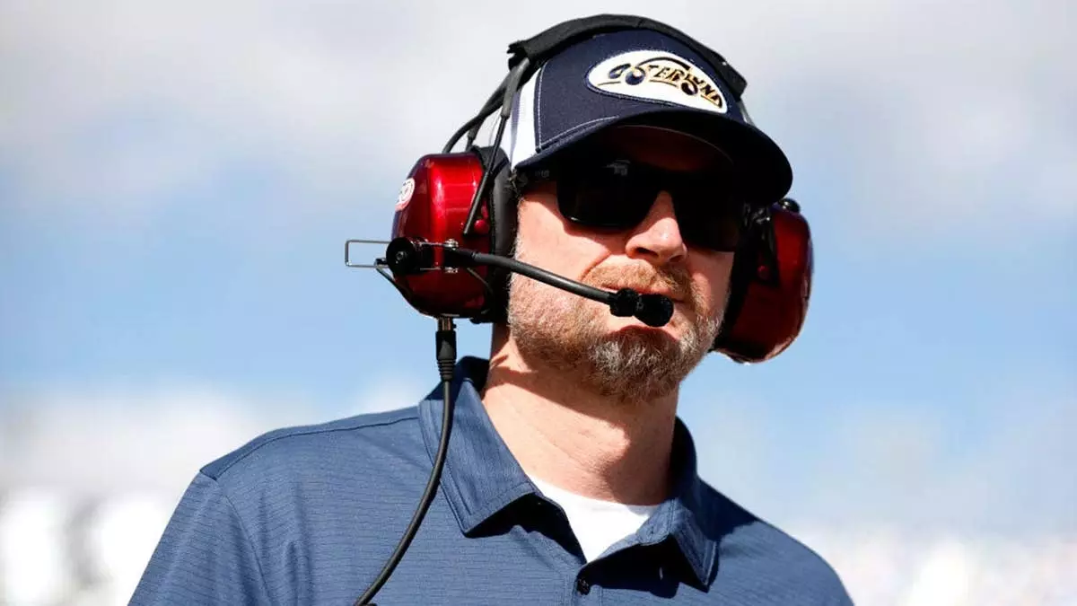 Дейл Эрнхардт-младший «закопал» болтливого фаната NASCAR, который попытался оскорбить его интеллект.