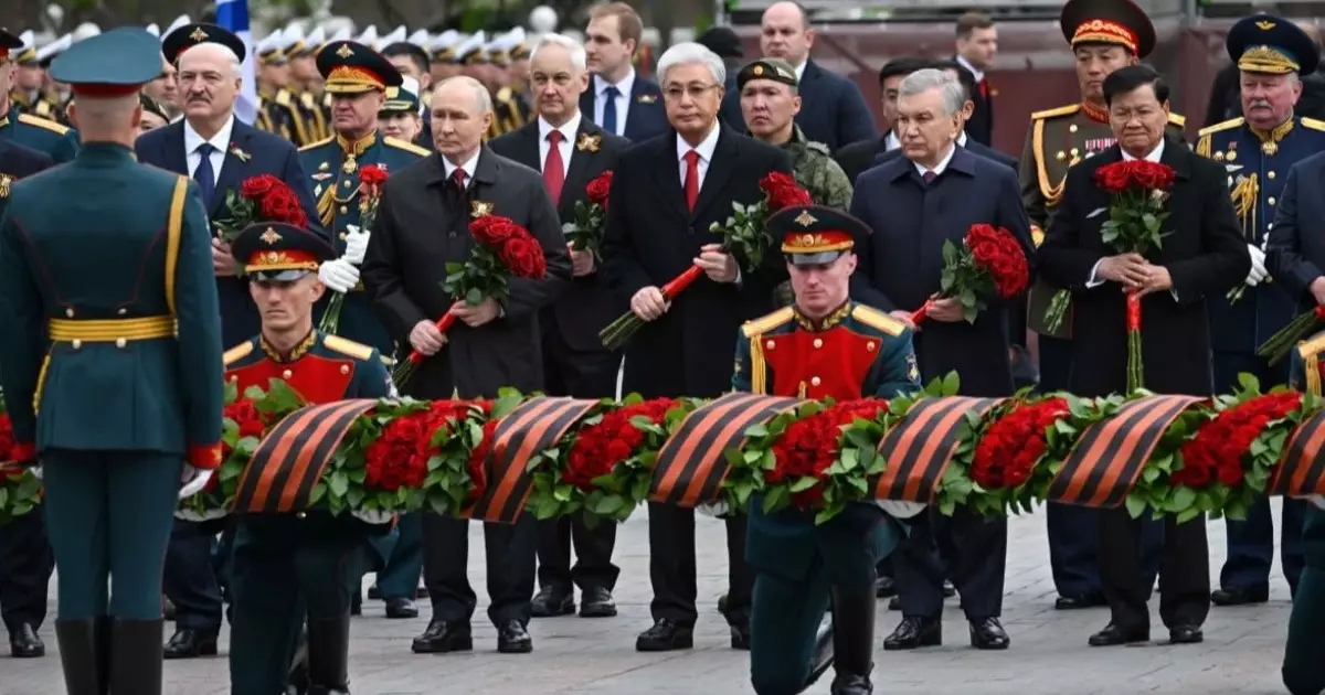  Тоқаев Қызыл алаңдағы әскери шеруді тамашалады 