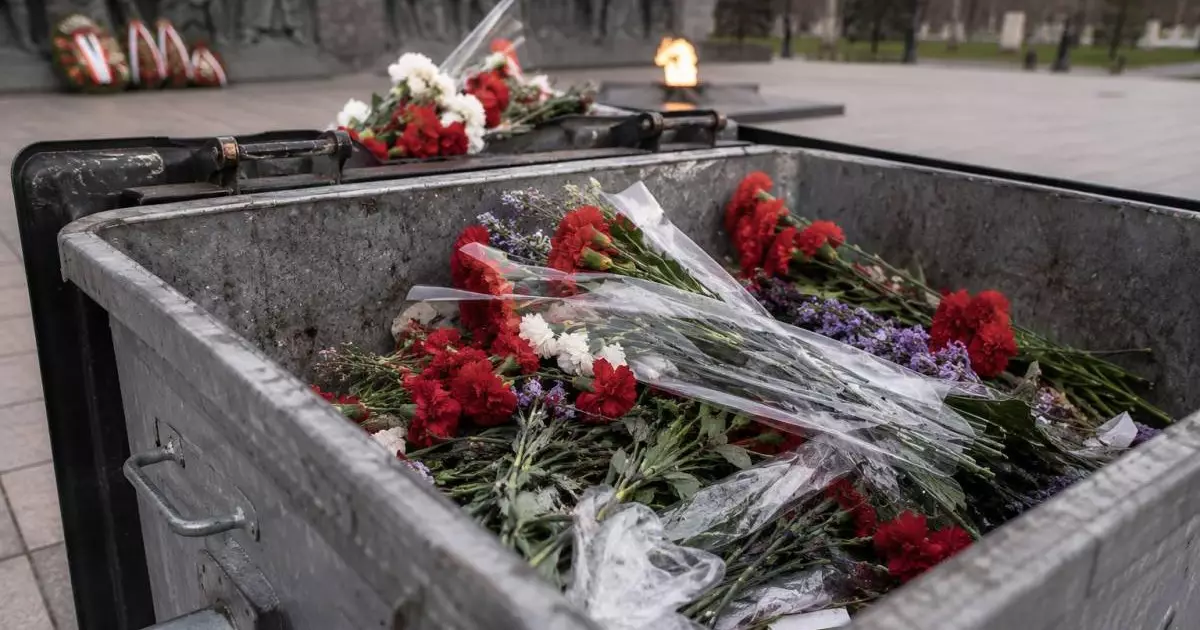 Скандал в Актау: цветы с мемориала ко Дню Победы оказались в мусоре 