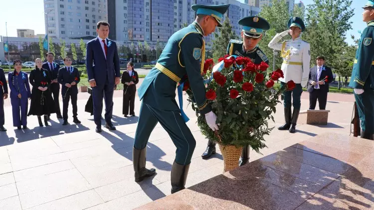 Ерлан Қарин Бауыржан Момышұлының ескерткішіне гүл шоқтарын қойды