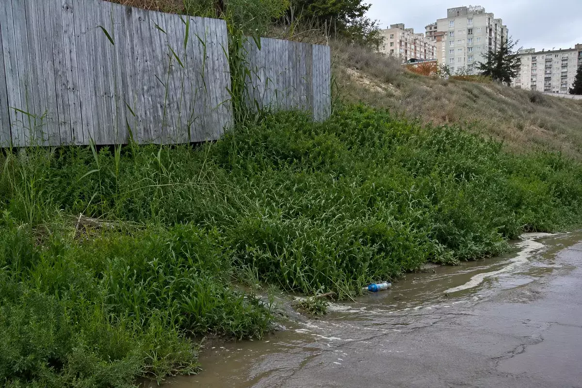 Жители Актау пожаловались на протекающую канализацию - новости на Lada.kz 09.05.2026