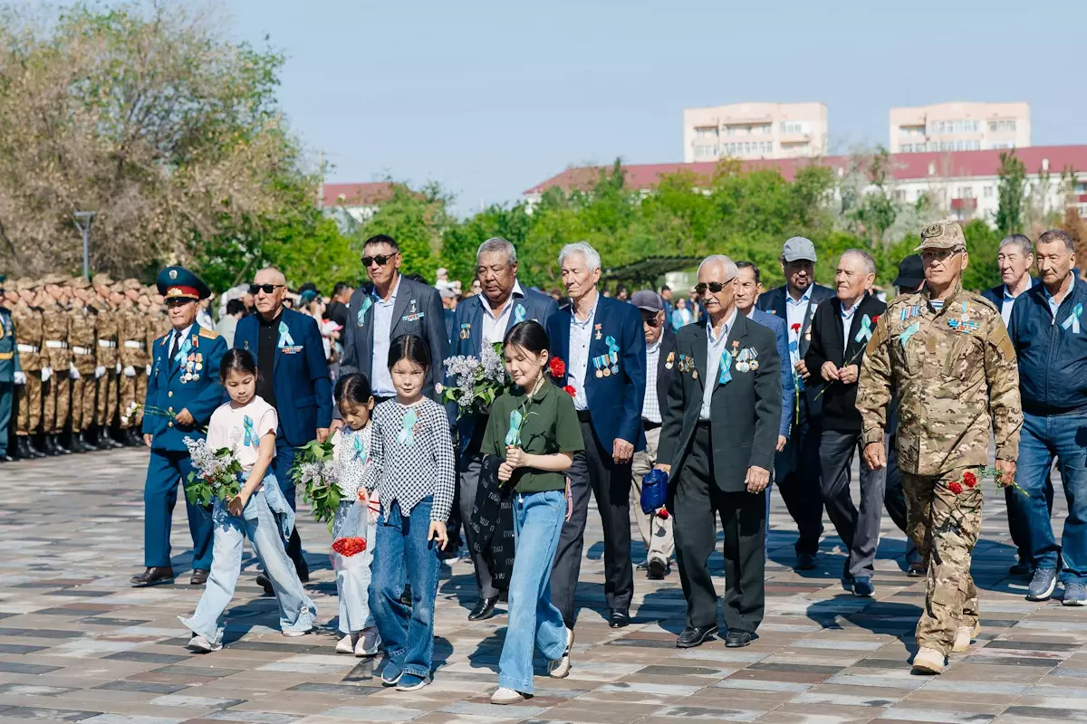 День Победы в Атырау: жители города возложили цветы к мемориалу