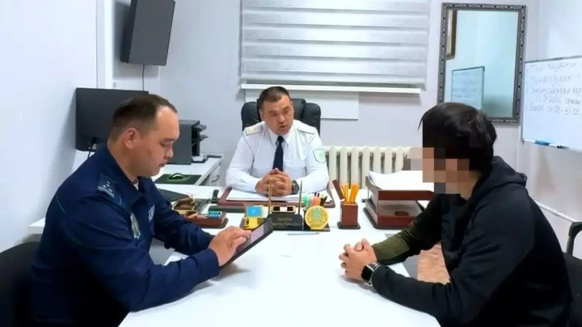 Казахстанца, написавшего номер своего авто на скале в Мангистау, отдали под суд