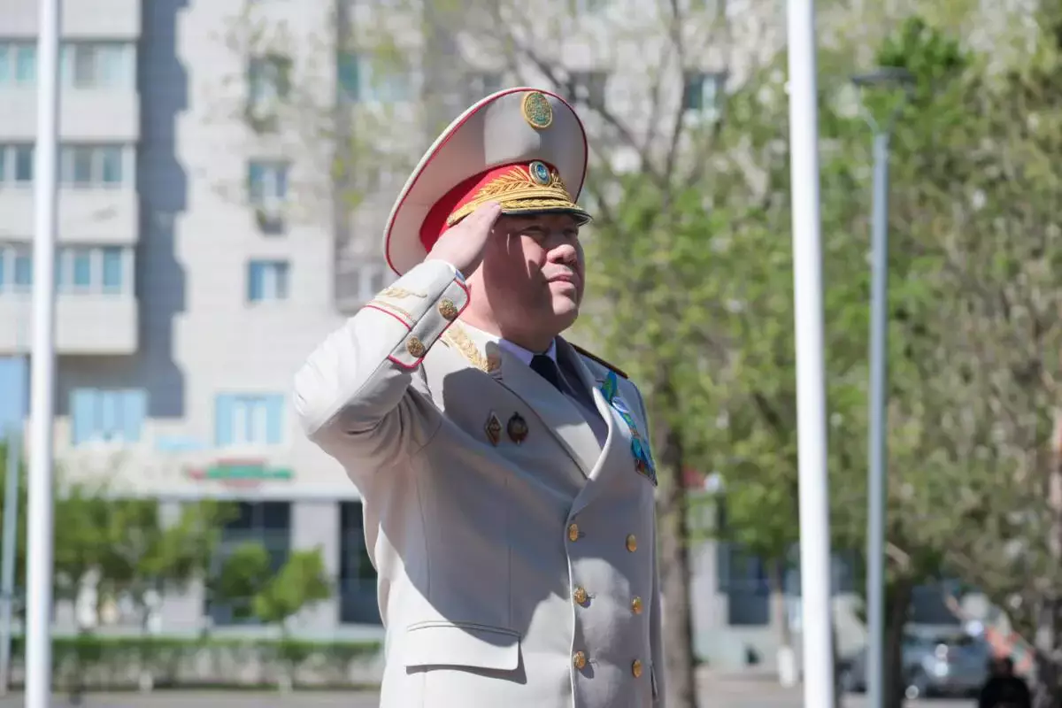 9 Мамыр: Ішкі Істер министрі Әлия Молдағұлованың ескерткішіне барып, тағзым етті