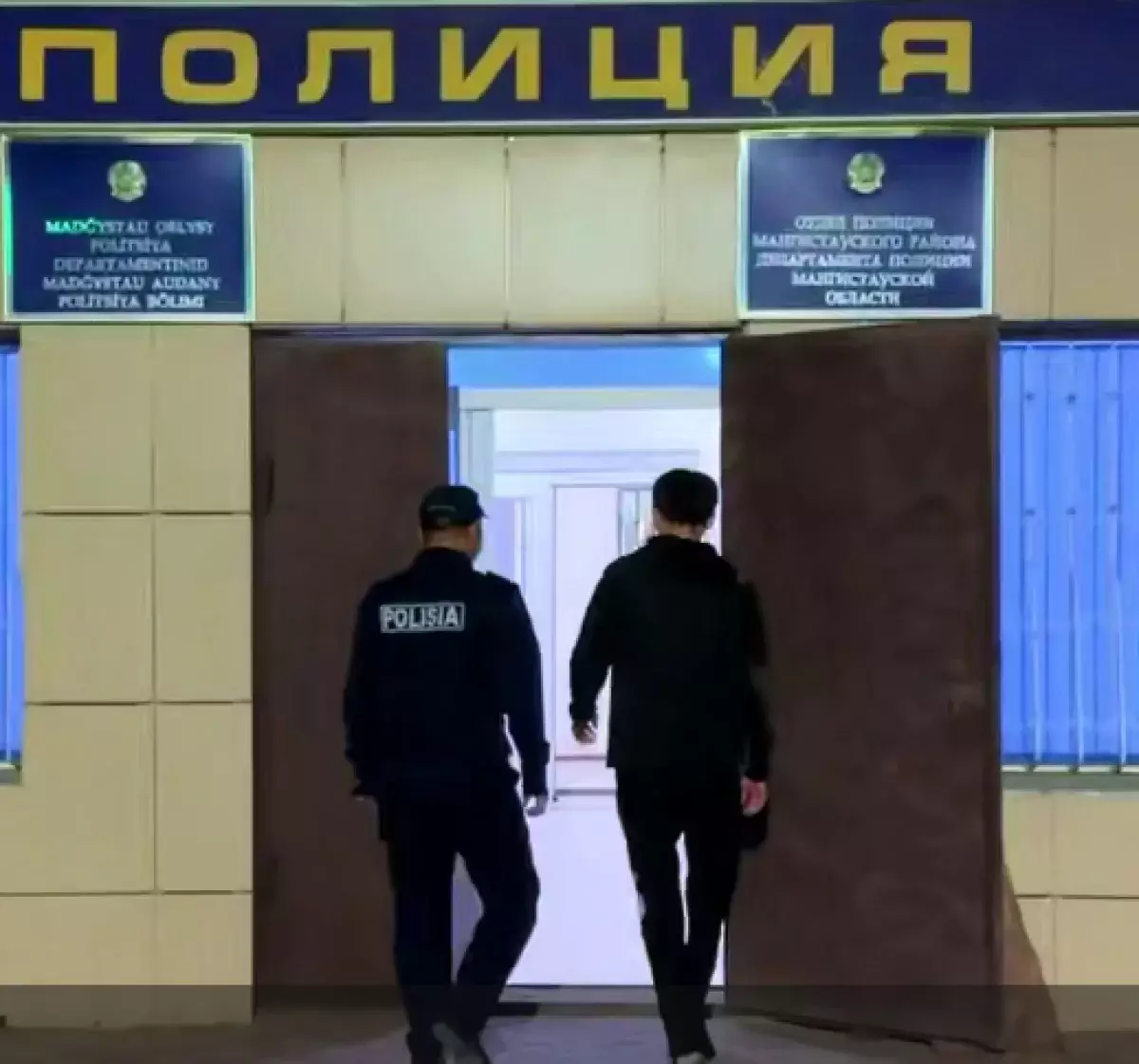 Житель Мангистау оставил имя и номер авто на скалах урочища и попал под суд