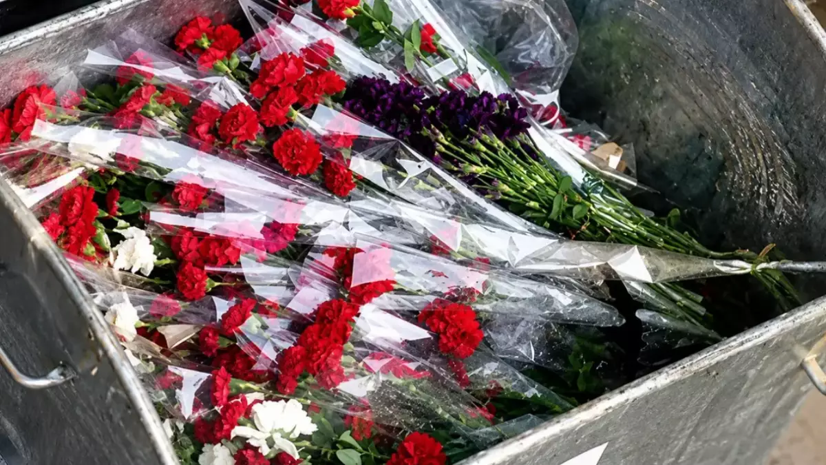 Ақтауда "Мәңгілік алауға" қойылған гүлдер қоқыс жәшігінен табылды
