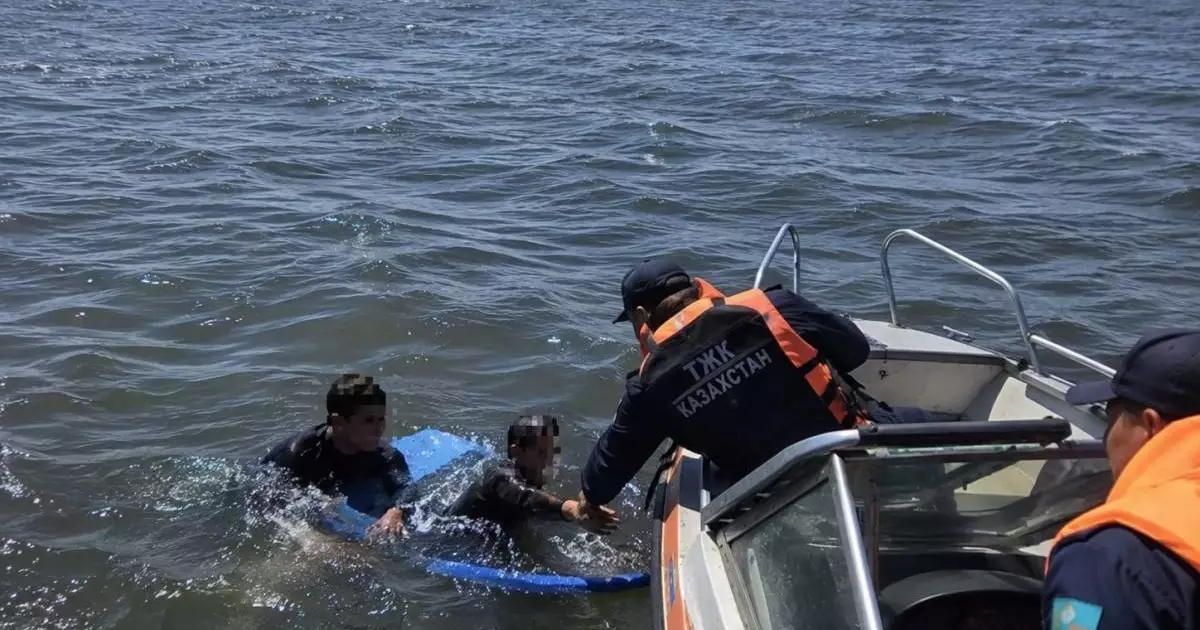  Двоих мужчин унесло ветром на Астанинском водохранилище 