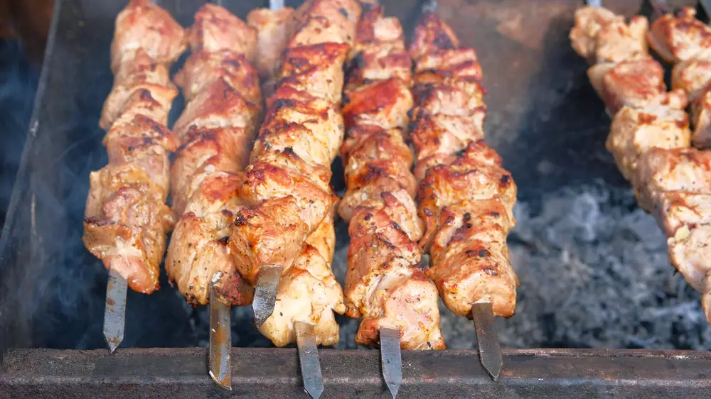 Эти маринады портят мясо и вредят желудку - врач рассказала, как лучше приготовить шашлык