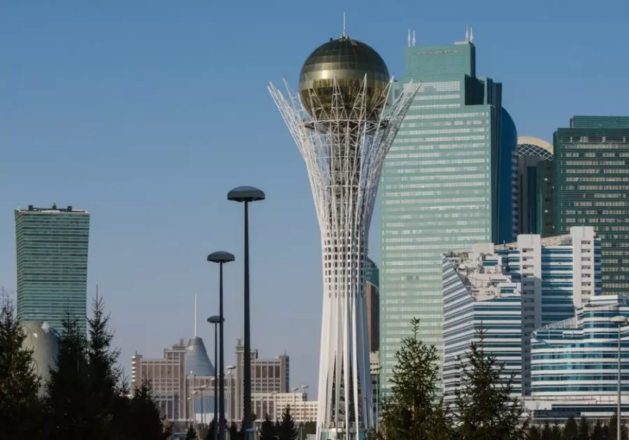 Бәйтерек маңында ерсі суретке түскен студент қамауға алынды