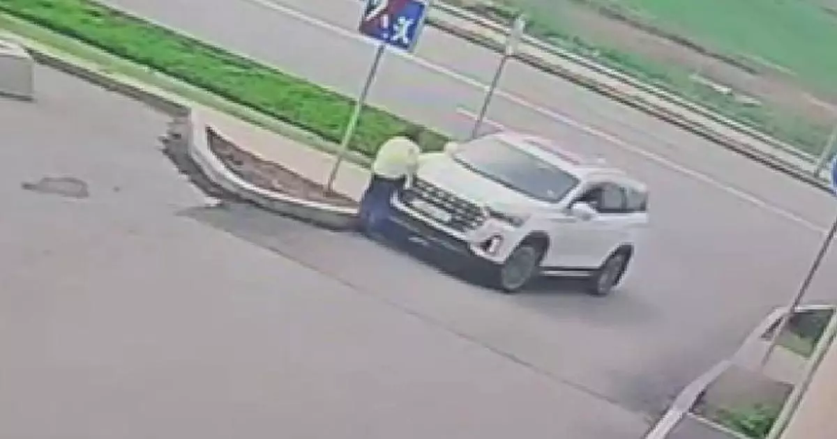  Көкшетауда жол талғамайтын көлік үйдің ауласында әйелді басып кетті 