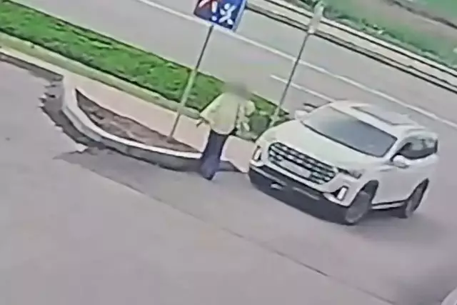 Көкшетауда аулаға кіреберісте әйел жүргізуші әйел адамды қағып кеткен (ВИДЕО)