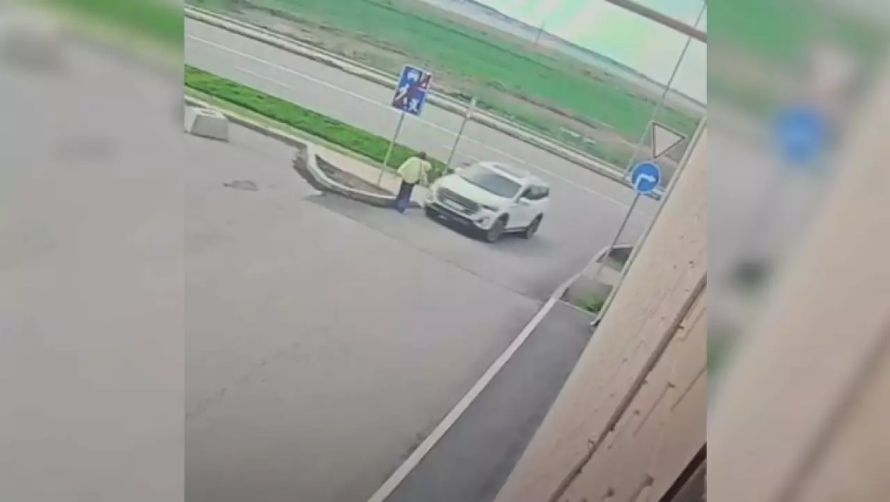Автомобиль сбил и переехал женщину в Кокшетау