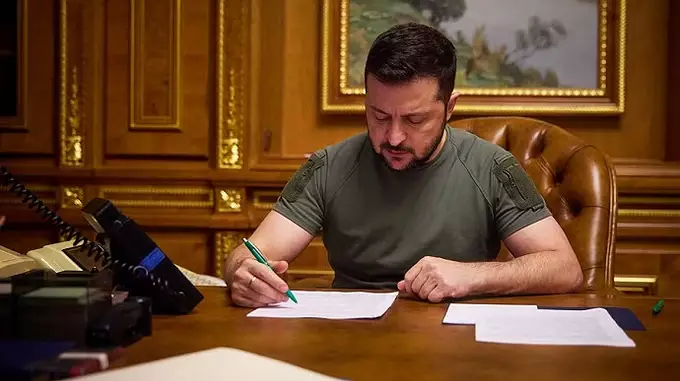 Зеленский иронично «разрешил» провести парад в Москве: Песков ответил на указ Киева