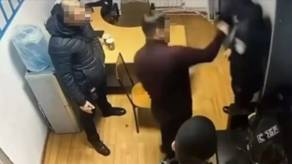 Атырауда арнайы жасақ басшылығы даулы видеодан кейін жазаланды