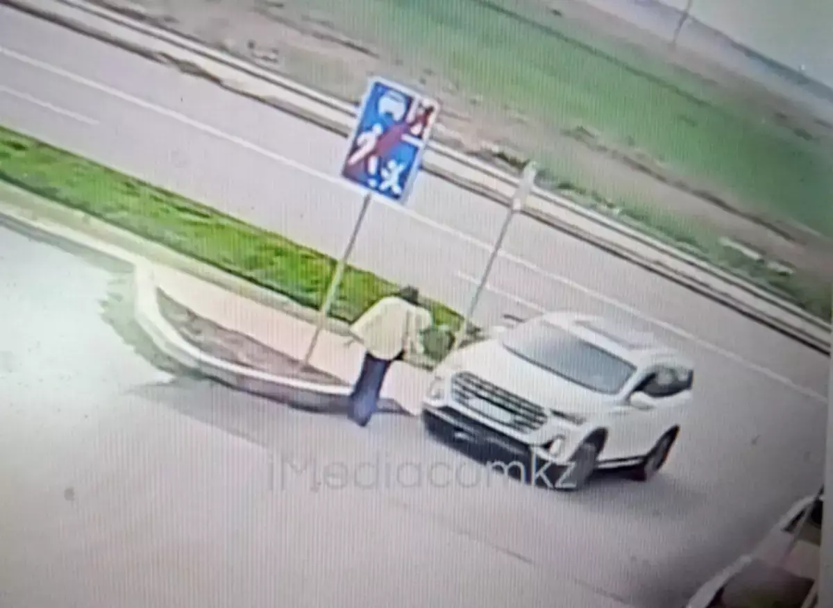 В Кокшетау машина при въезде на парковку переехала женщину во дворе дома (видео) - новости на Lada.kz 10.05.2026