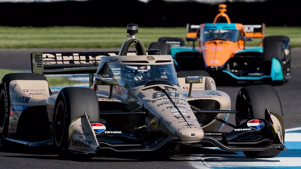 Гонщик IndyCar Феликс Розенквист взлетел в воздух в результате аварии на дорожной трассе.
