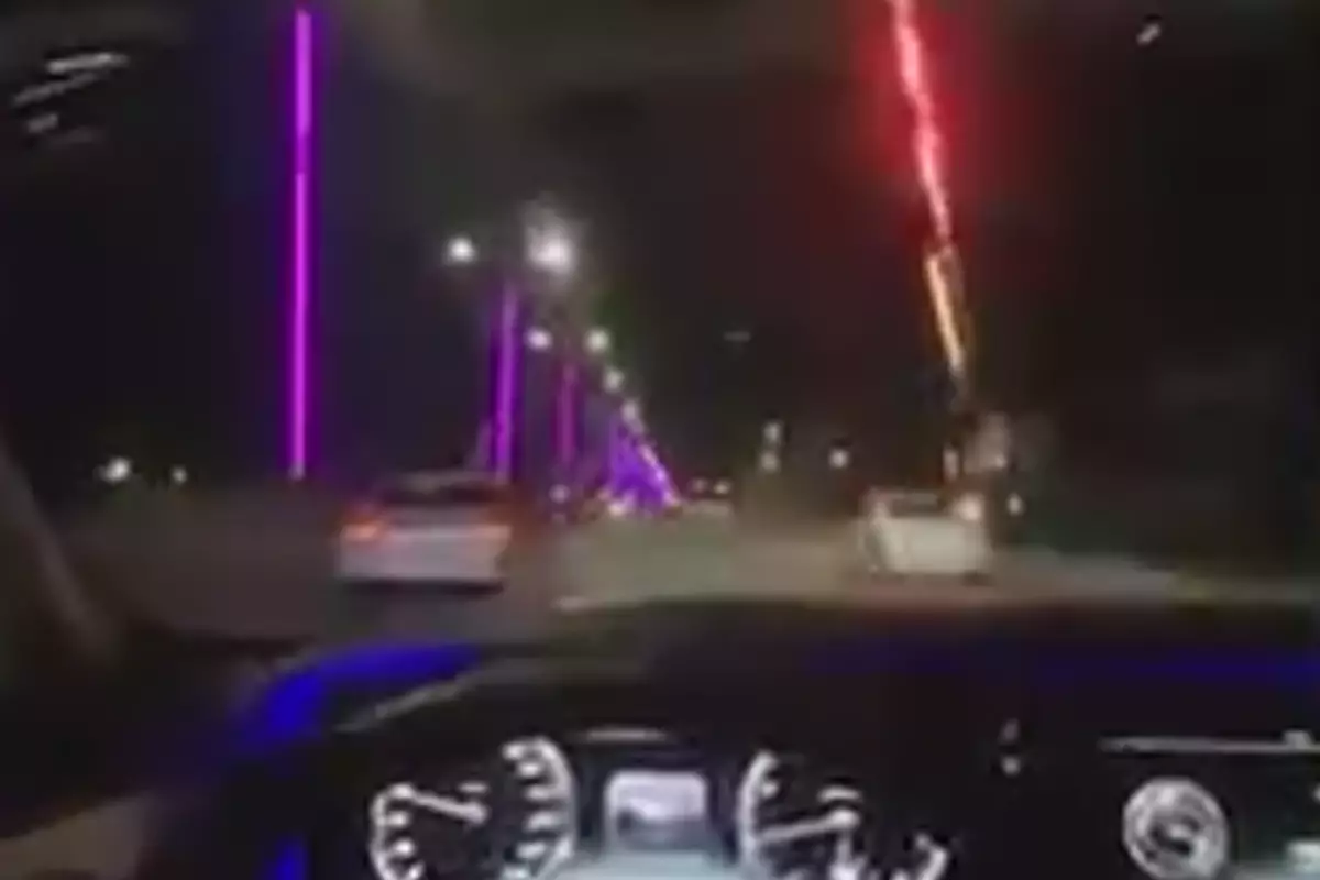 ​В Атырау задержали молодых людей, устроивших фейерверк из автомобиля