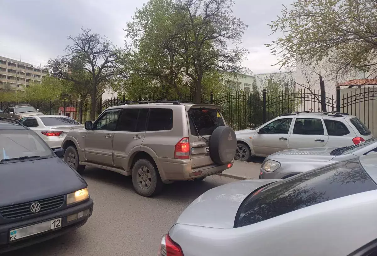 Дворы превратились в автомобильные пробки: жители Актау требуют решить проблему - новости на Lada.kz 10.05.2026