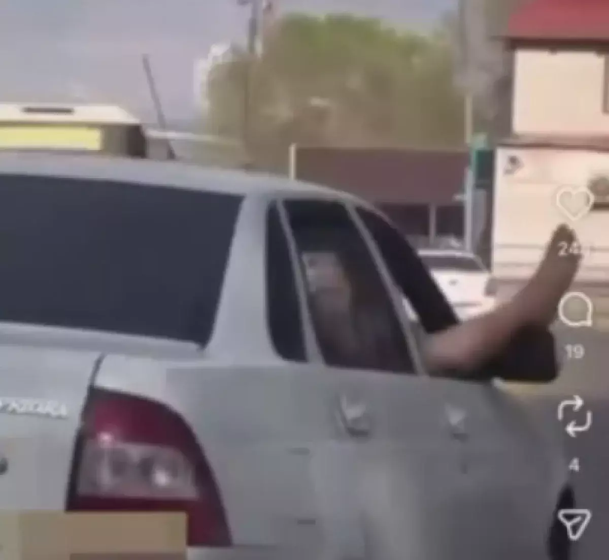 Пассажира наказали за ногу в окне авто в Усть-Каменогорске