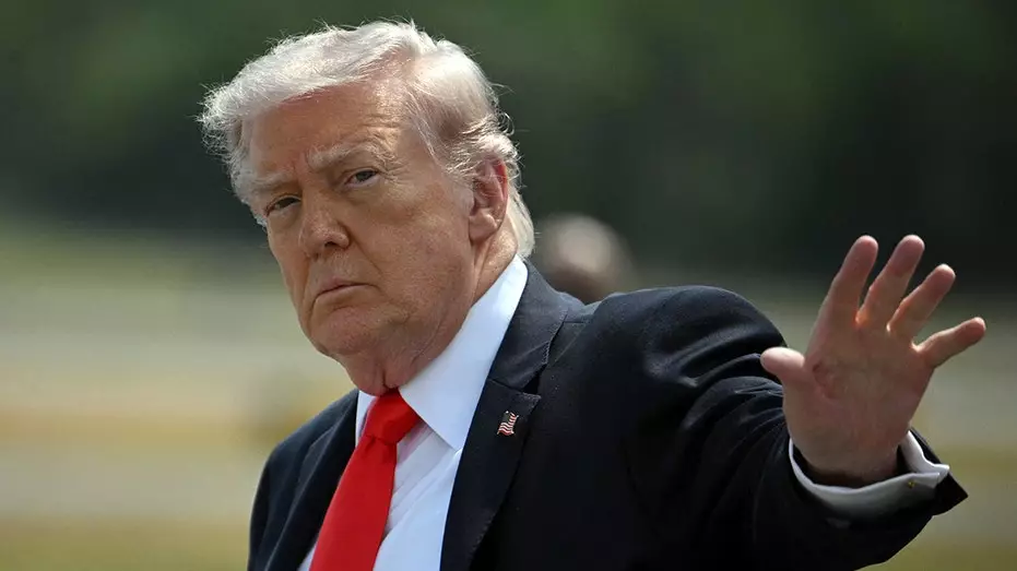 Трамп приказал федеральным агентствам отдавать приоритет товарам американского производства и ограничить использование исключений.
