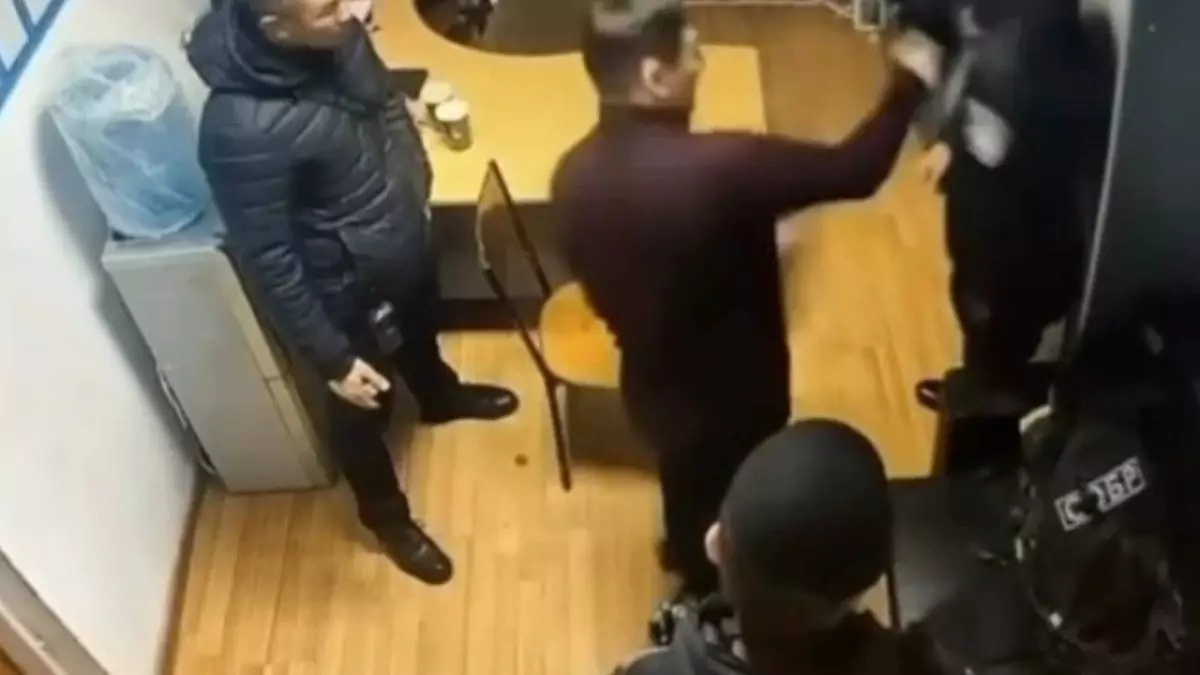 Командира СОБРа уволили в Атырауской области после скандального видео