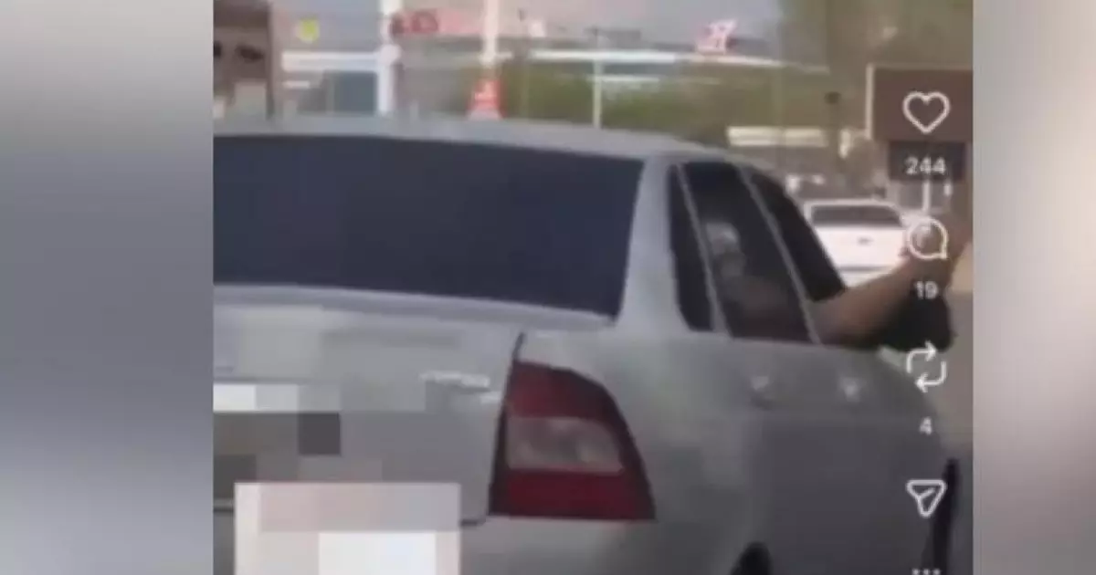  Көлік терезесінен аяғын шығарған: Өскеменде жүргізуші мен жолаушы жауапқа тартылды 