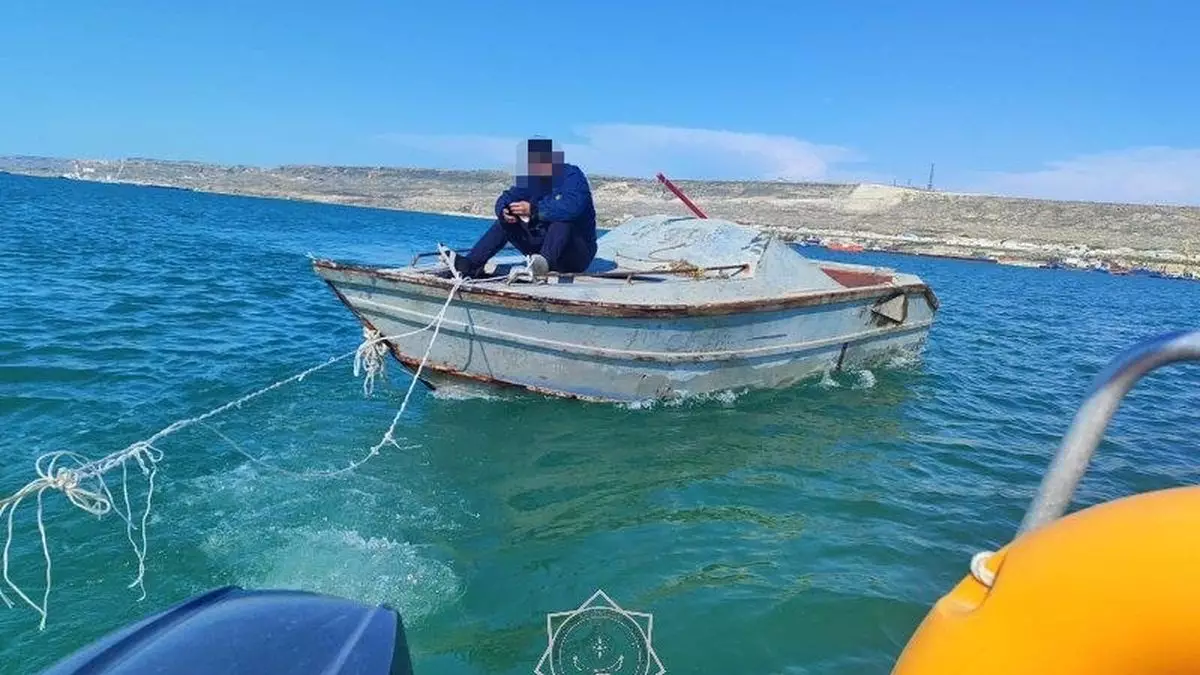 Мужчину унесло ветром в Каспийском море