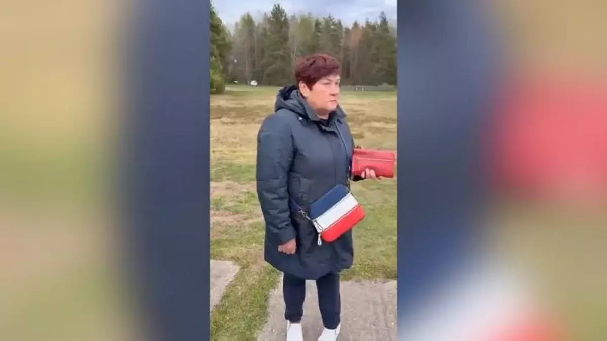 Полиция Латвии задержала женщину из-за цветов флага России на сумке