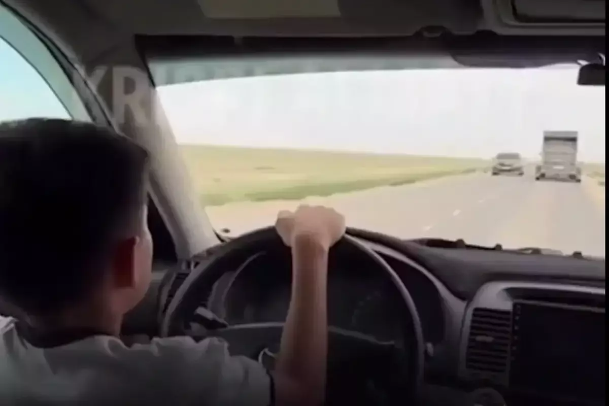 Отец из Жанаозена публично извинился после видео с сыном за рулем