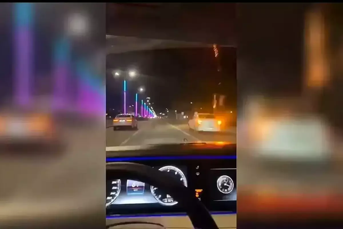 В Атырау задержали водителя и пассажира за запуск фейерверков из окна автомобиля