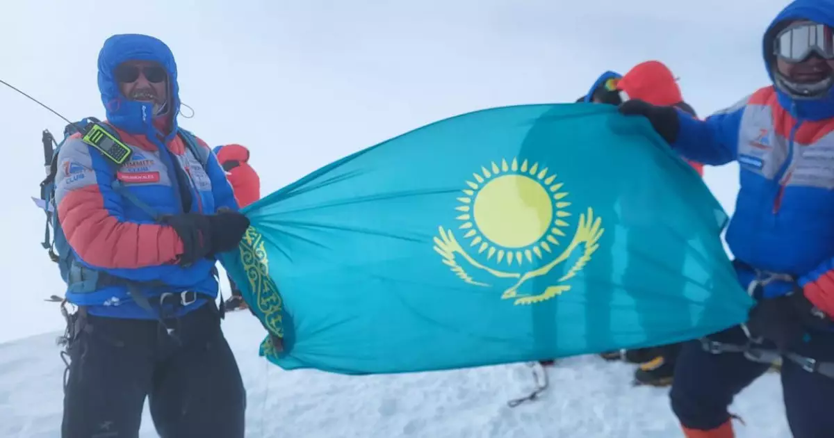 Қазақстандық альпинист 6 189 метр биік шыңда Қазақстан туын желбіретті 