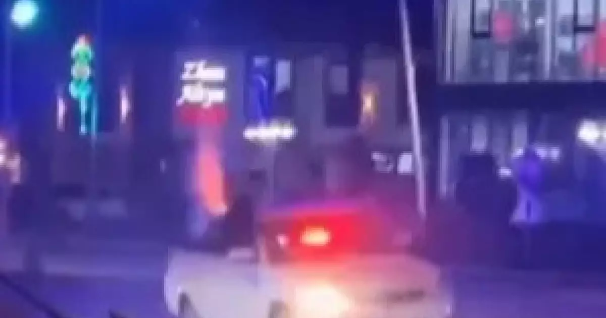 Атырауда көліктің терезесінен фейерверк атқан жастар қамауға алынды 