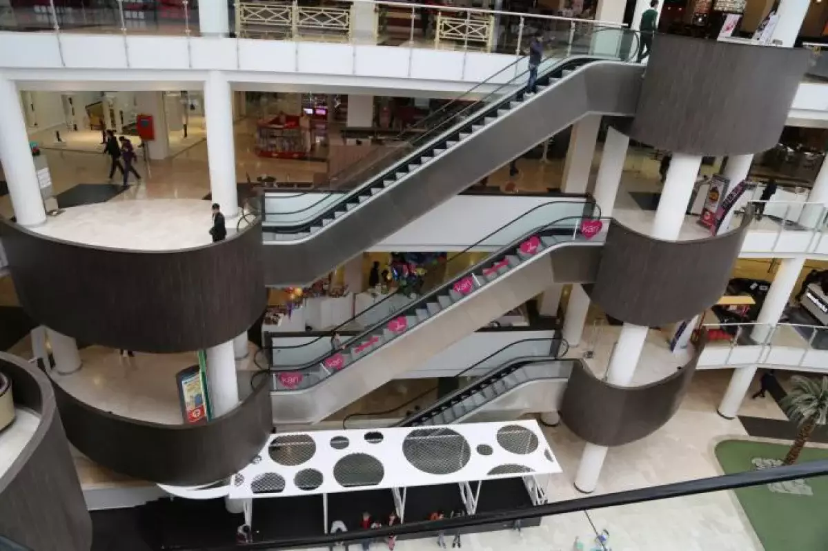 «Когда-то здесь было людно»: блогер снял пустые бутики в Astana Mall